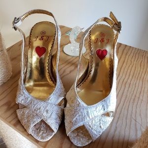 RARE VINTAGE J & J Classic Women's Tapestry Gold Evening Pumps